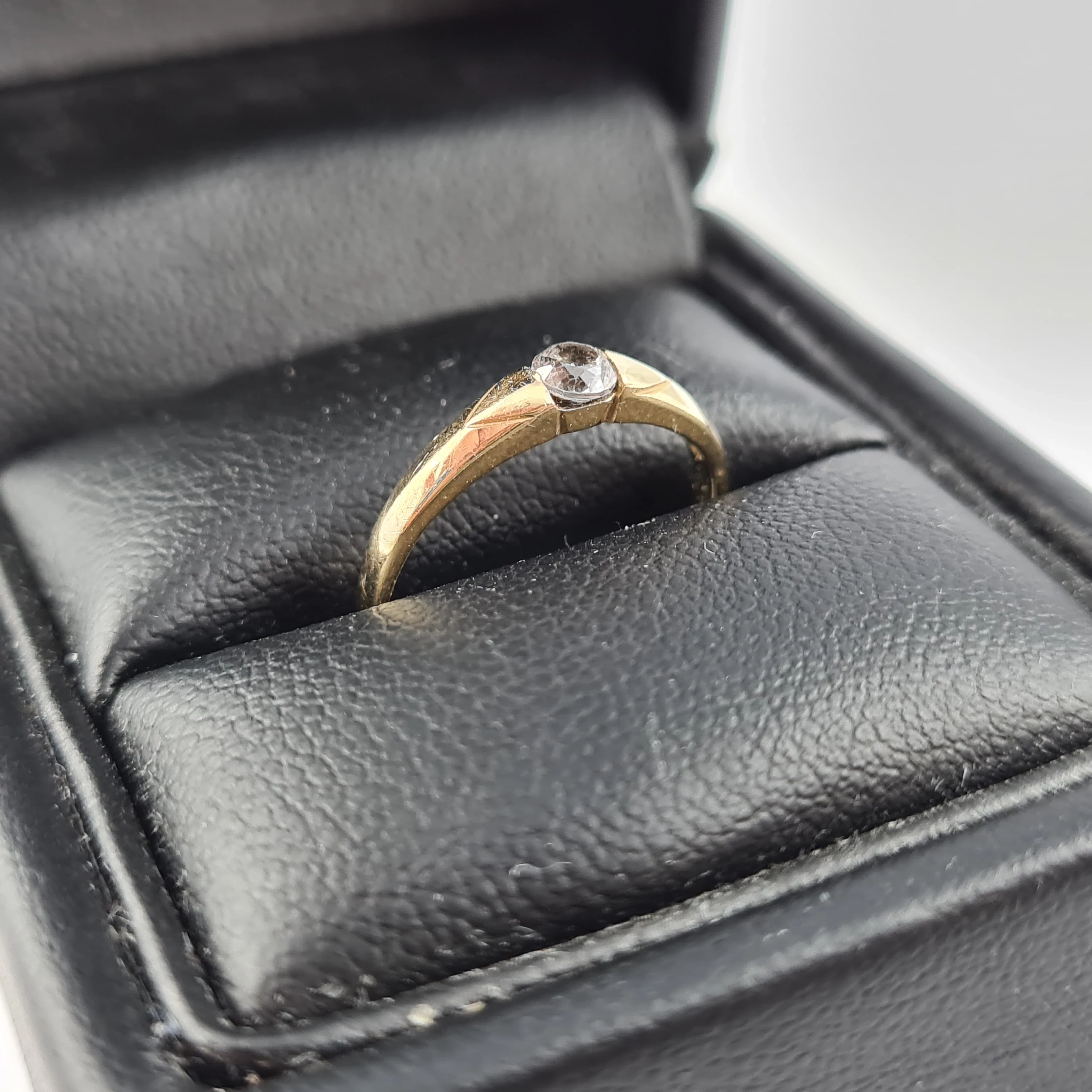 delikatny-zloty-pierscionek-oczko-333-rodzaj-wyrob-jubilerski