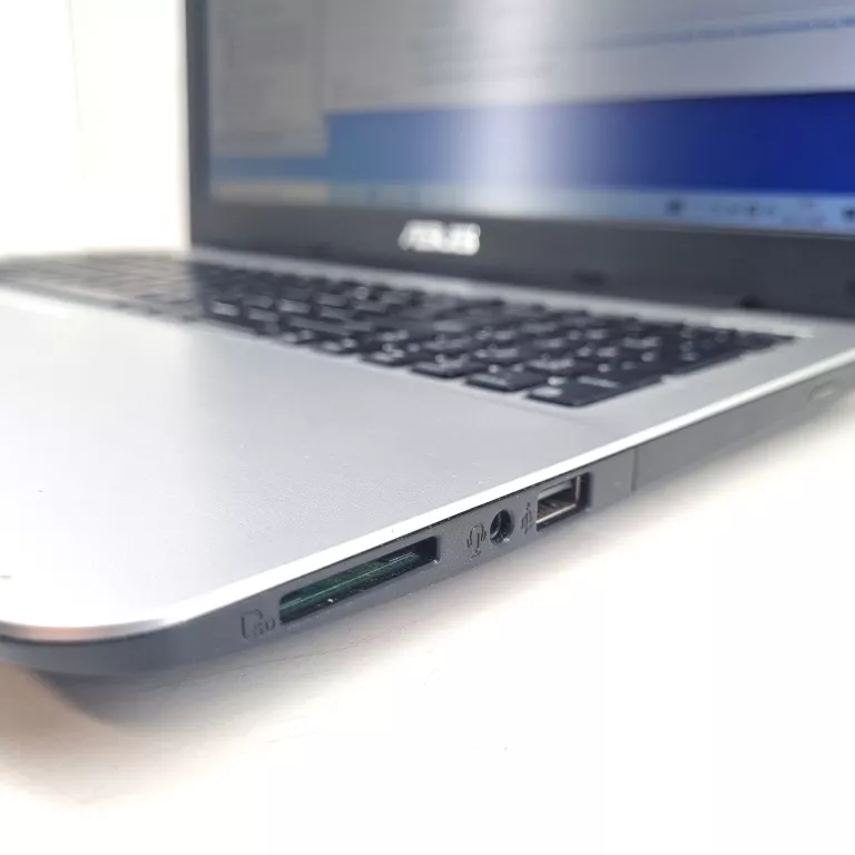 LAPTOP ASUS F555L I5-5200U 8GB RAM 1TB GFORCE 920