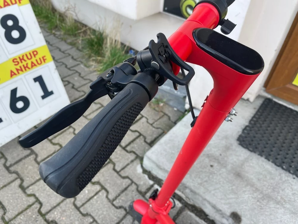 hulajnoga-elektryczna-fiat-500-ladowarka-marka-fiat