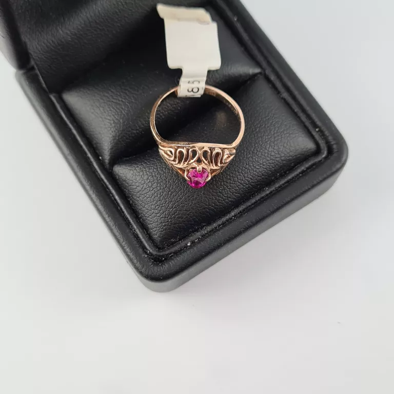 zdobiony-pierscionek-z-czerwonym-oczkiem-585-material-zloto