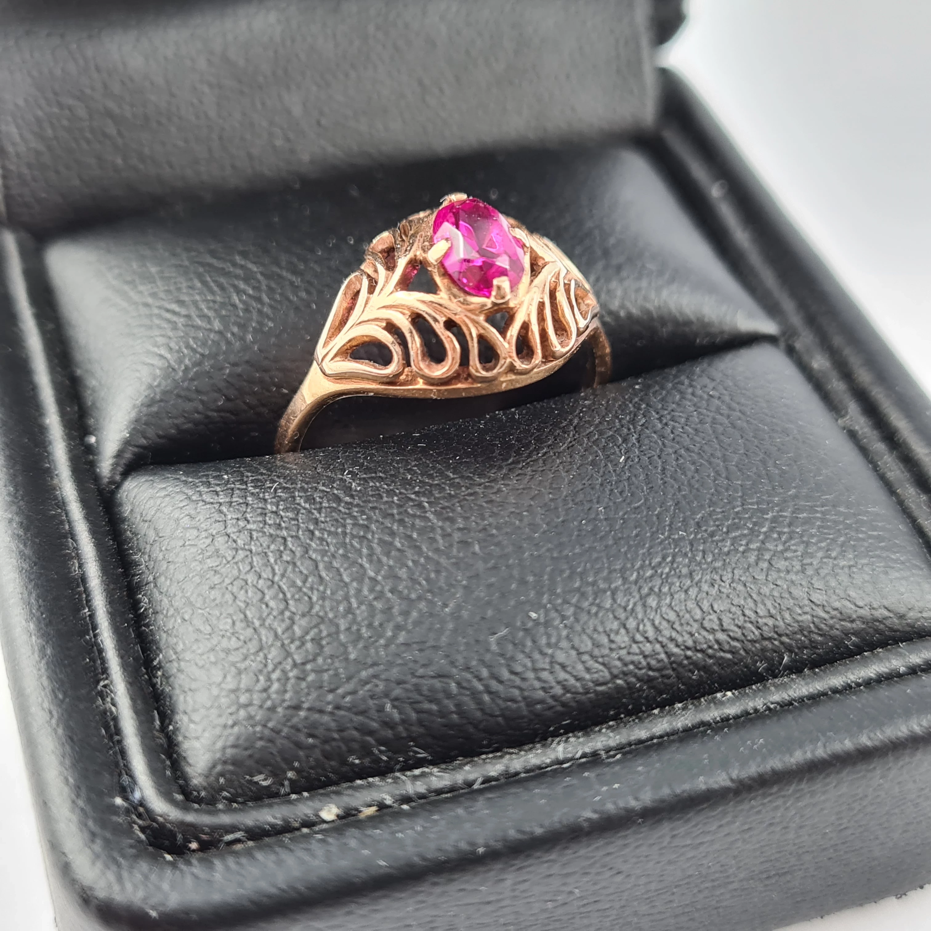 zdobiony-pierscionek-z-czerwonym-oczkiem-585-rodzaj-wyrob-jubilerski