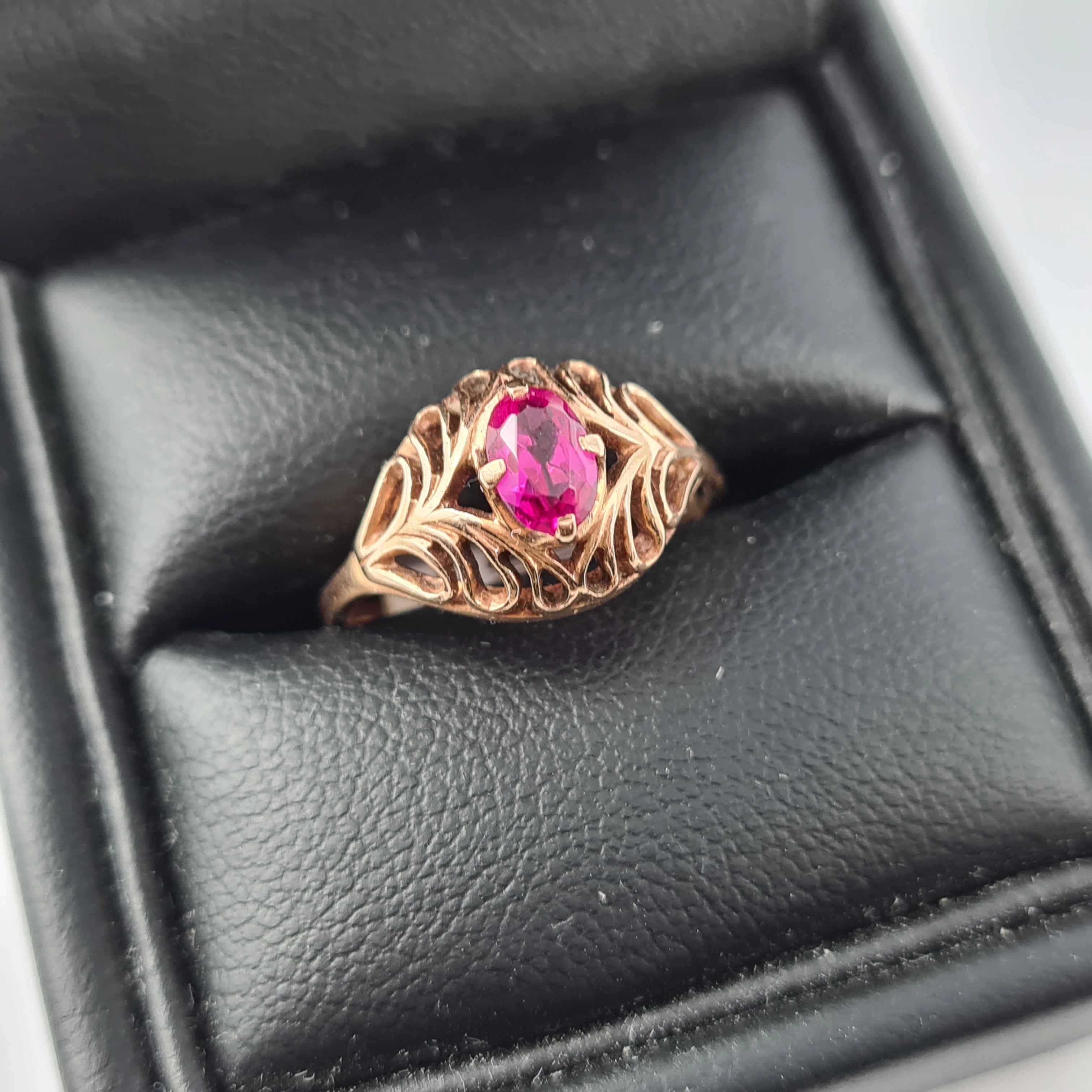 zdobiony-pierscionek-z-czerwonym-oczkiem-585-stan-uzywany