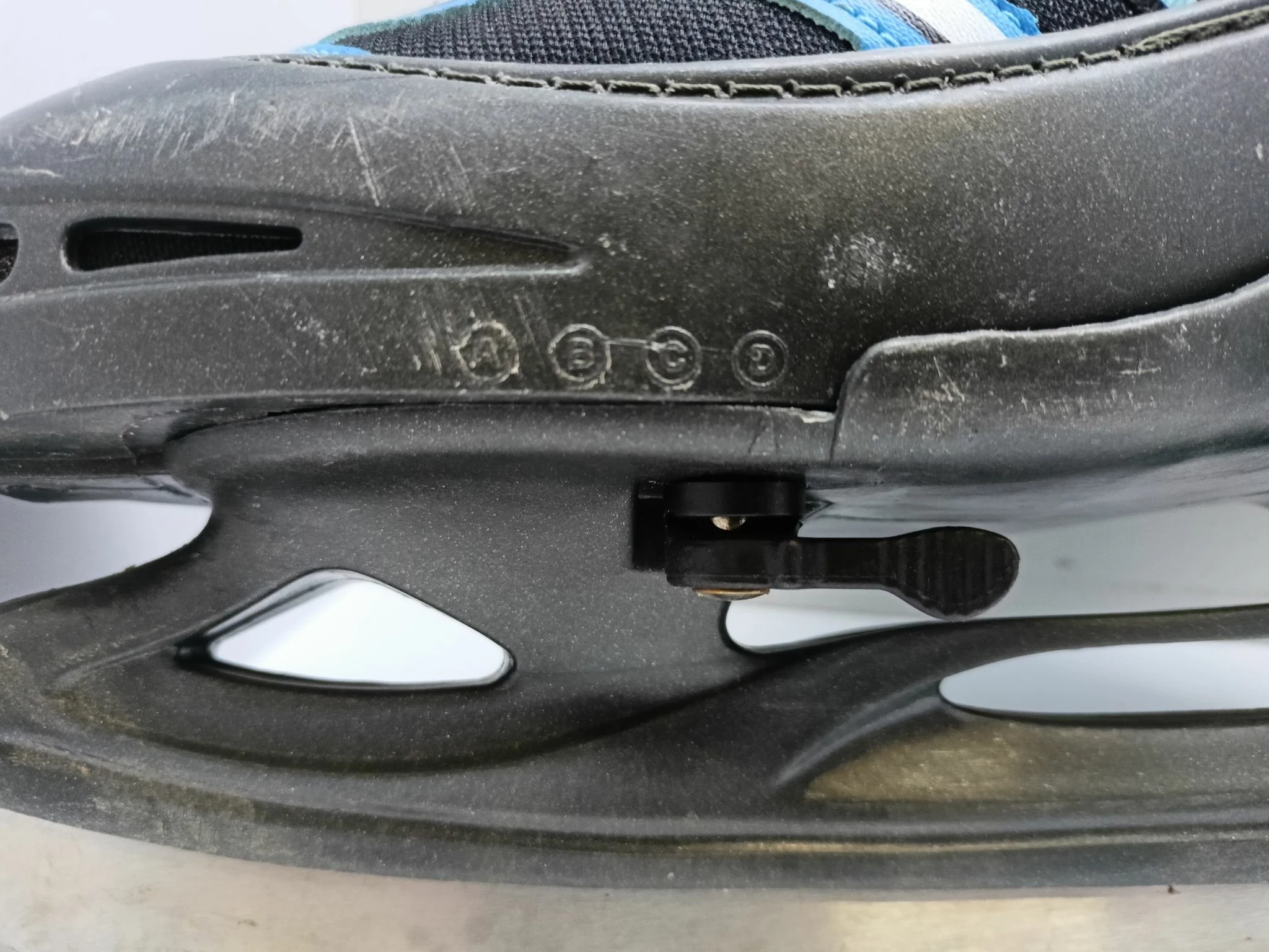 lyzwy-action-ice-skates-niebiesko-czarne-model-13300-45