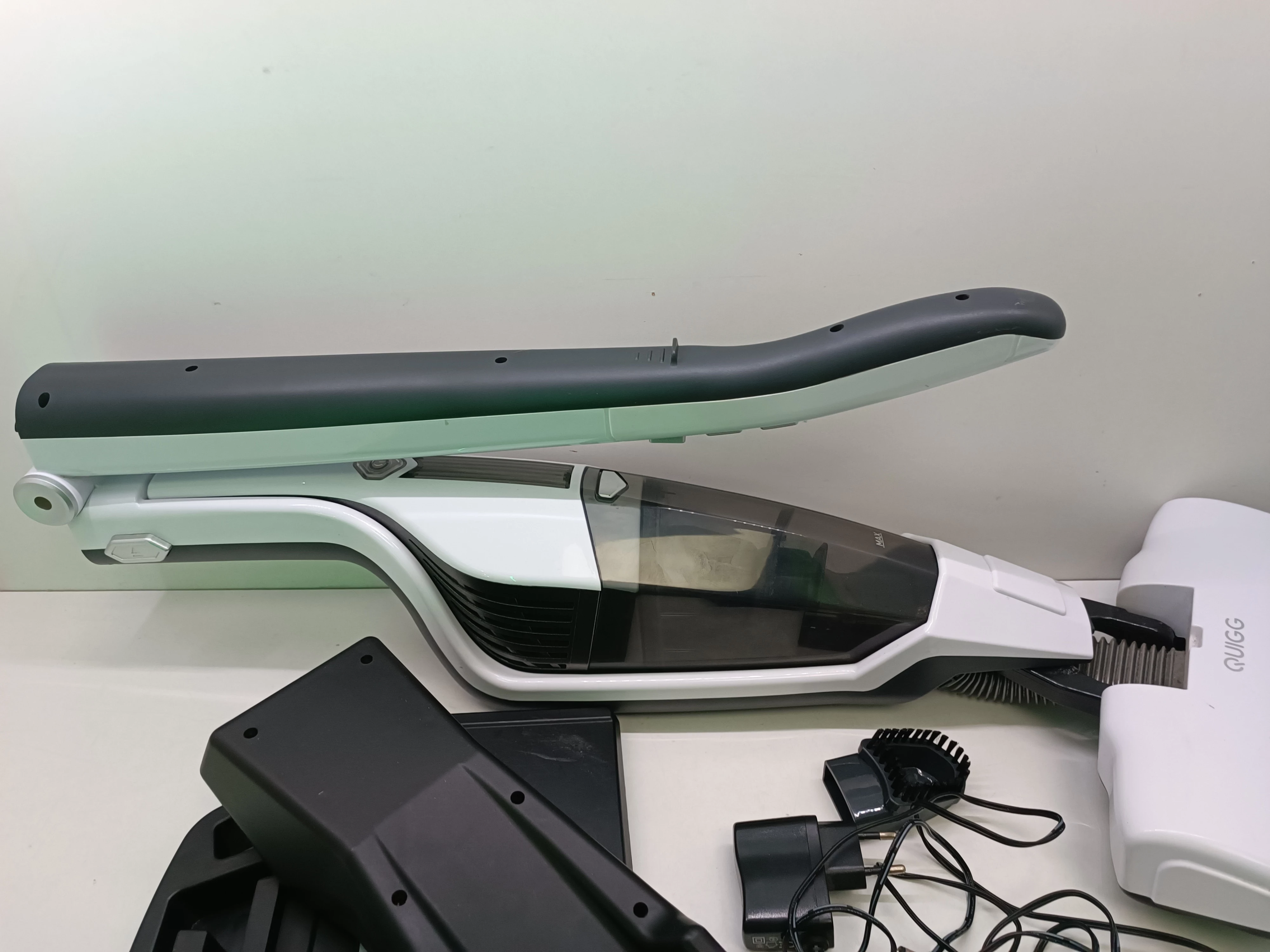 odkurzacz-pionowy-quigg-md18418-zasilanie-akumulatorowe