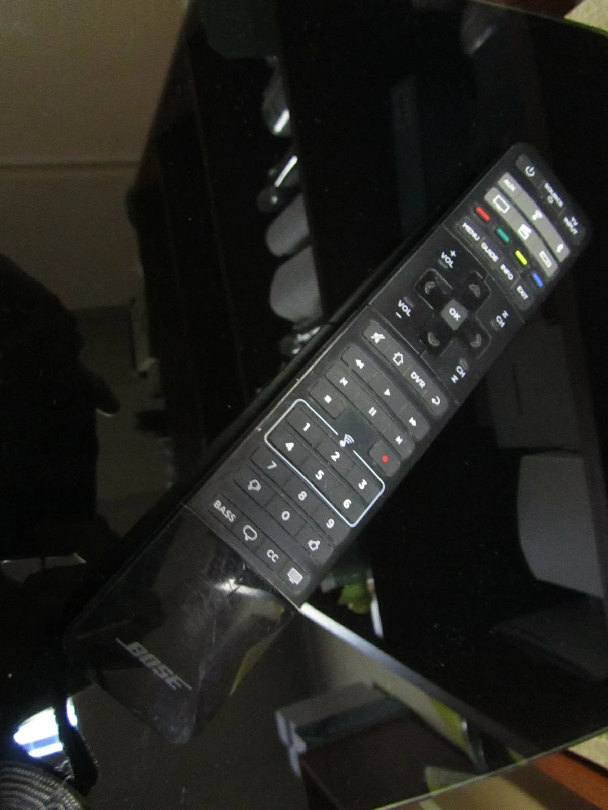 soundbar-bose-soundtouch-300-pilot-marka-bose