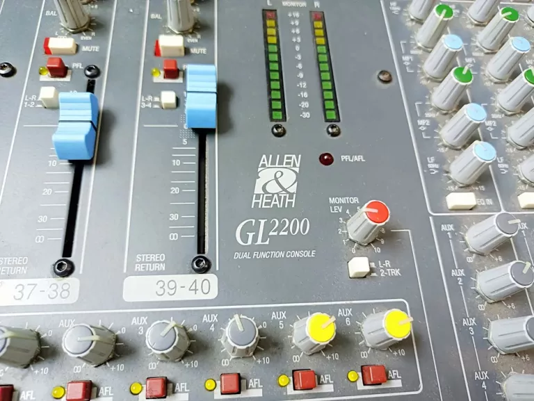 ALLEN HEATH GL 2200