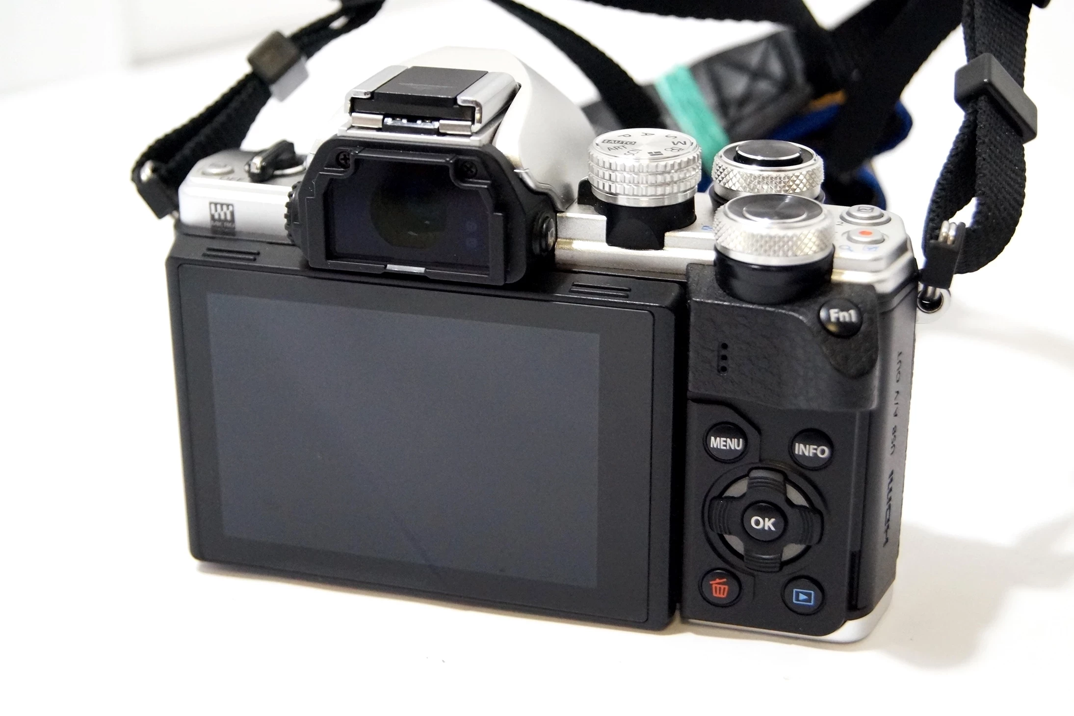 aparat-olympus-om-d-e-m10-ii-traveller-kit-komple-stabilizacja-mechaniczna-matrycy