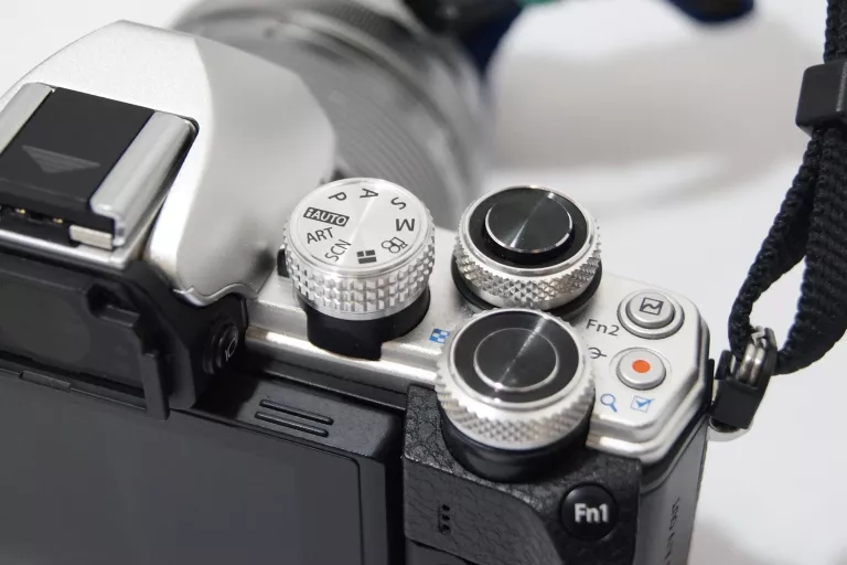 APARAT OLYMPUS OM-D E-M10 II TRAVELLER KIT KOMPLE