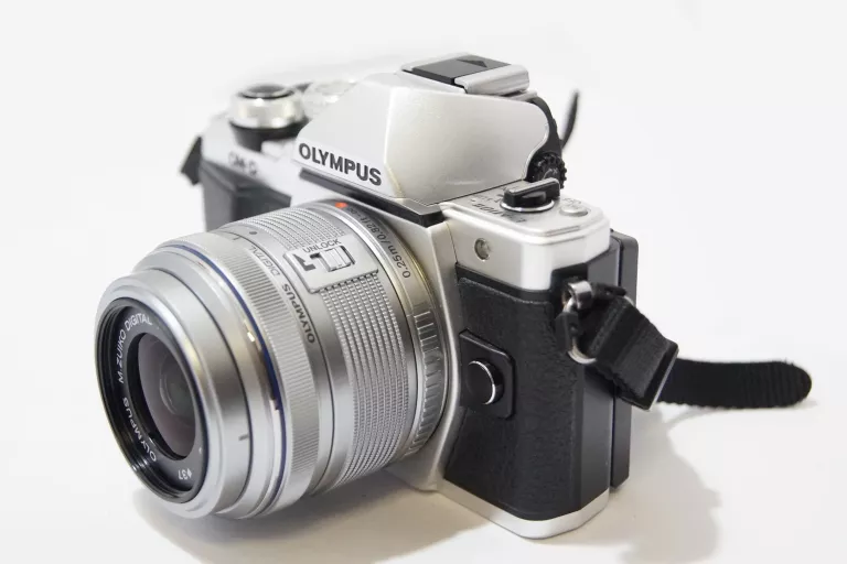 APARAT OLYMPUS OM-D E-M10 II TRAVELLER KIT KOMPLE