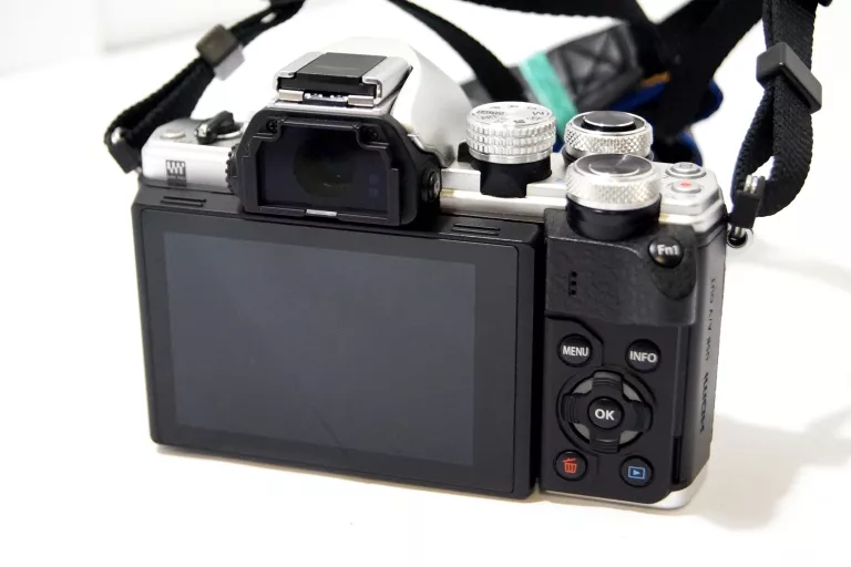 APARAT OLYMPUS OM-D E-M10 II TRAVELLER KIT KOMPLE