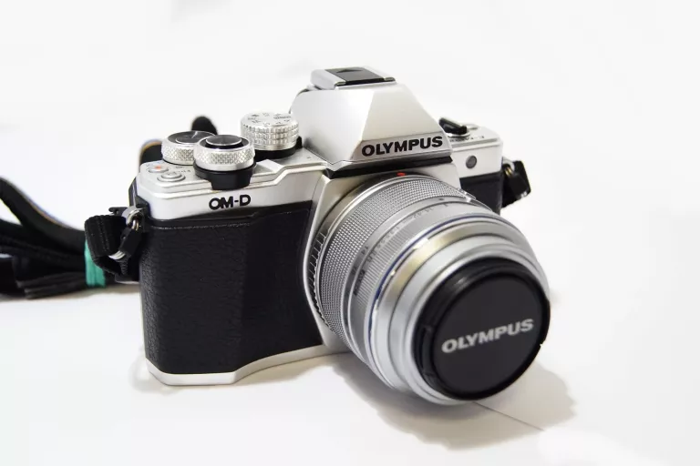 APARAT OLYMPUS OM-D E-M10 II TRAVELLER KIT KOMPLE