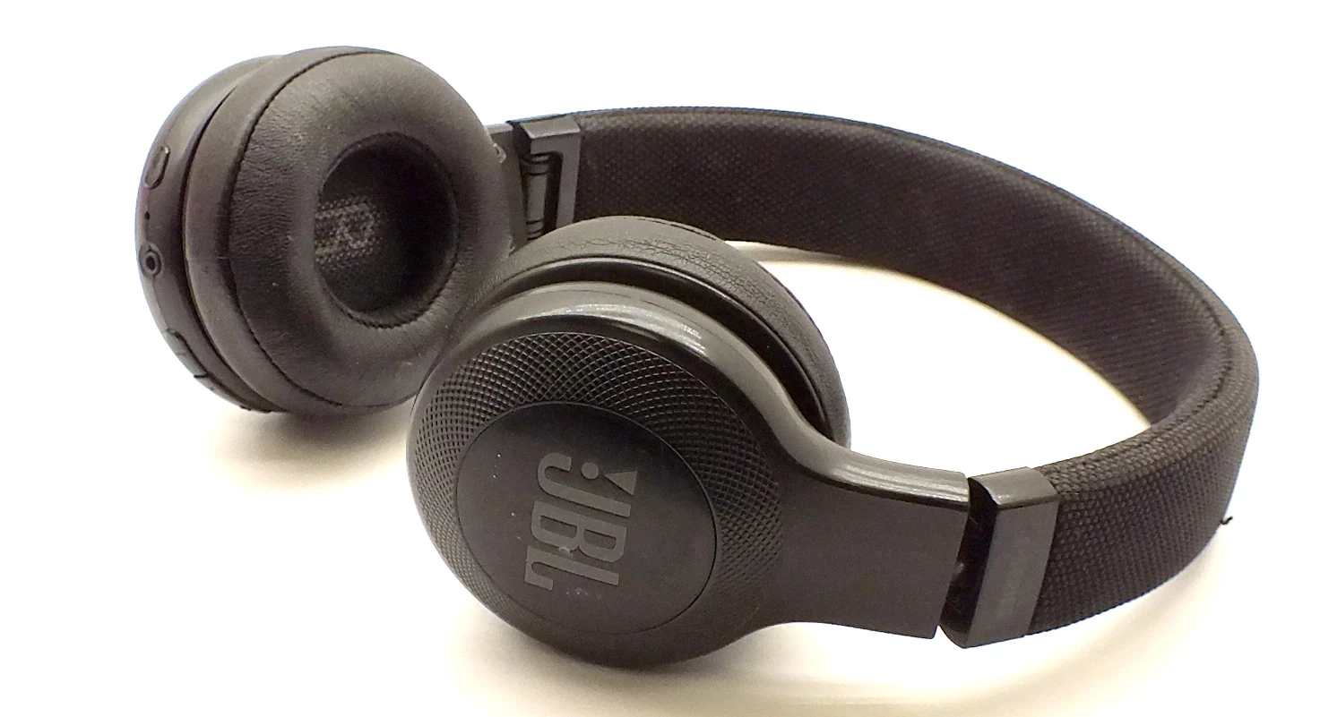sluchawki-nauszne-jbl-e45bt-marka-jbl
