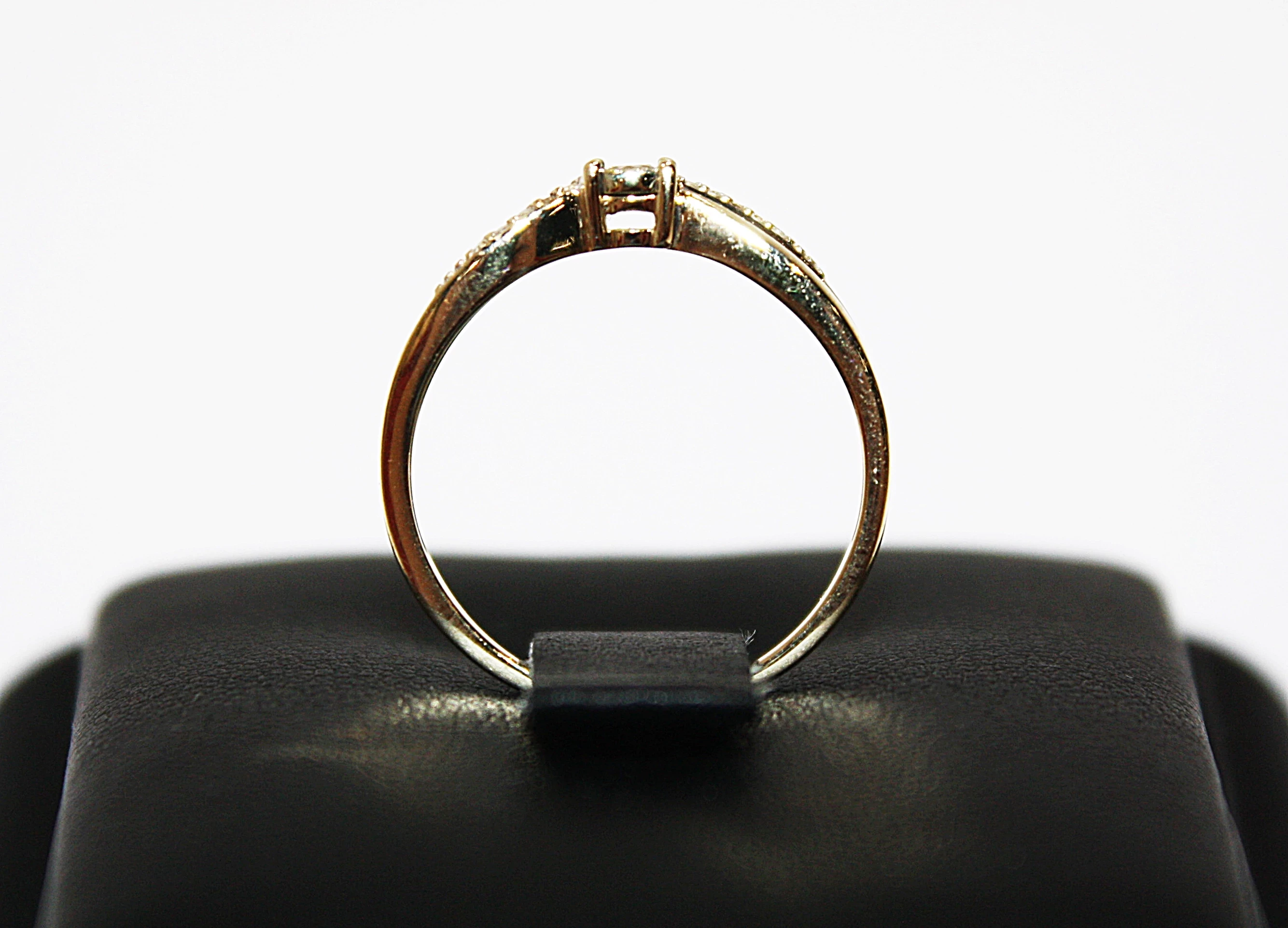 zloty-pierscionek-z-brylantami-375-140g-r-13-stan-11323-2