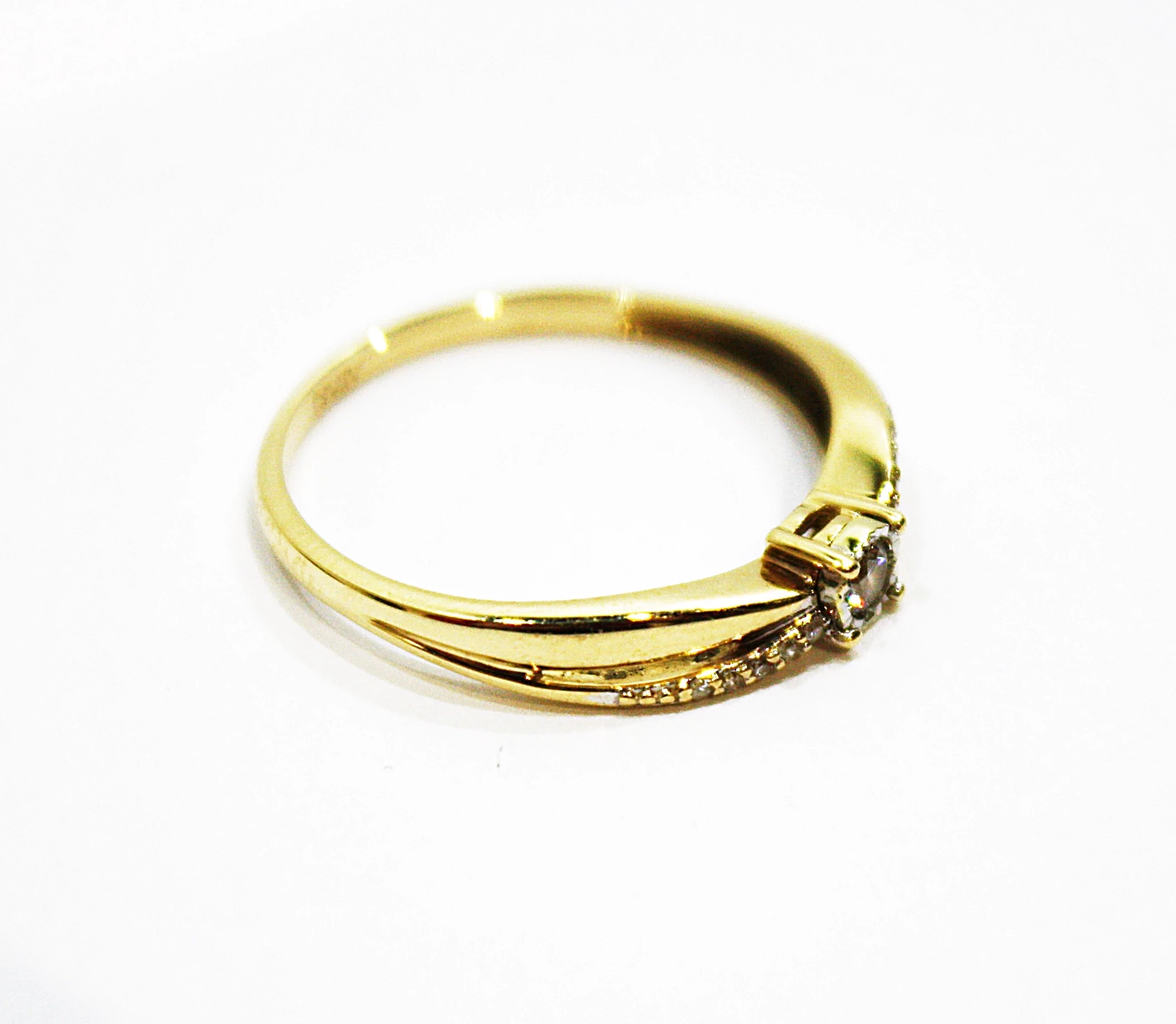 zloty-pierscionek-z-brylantami-375-140g-r-13-kamien-bez-kamienia