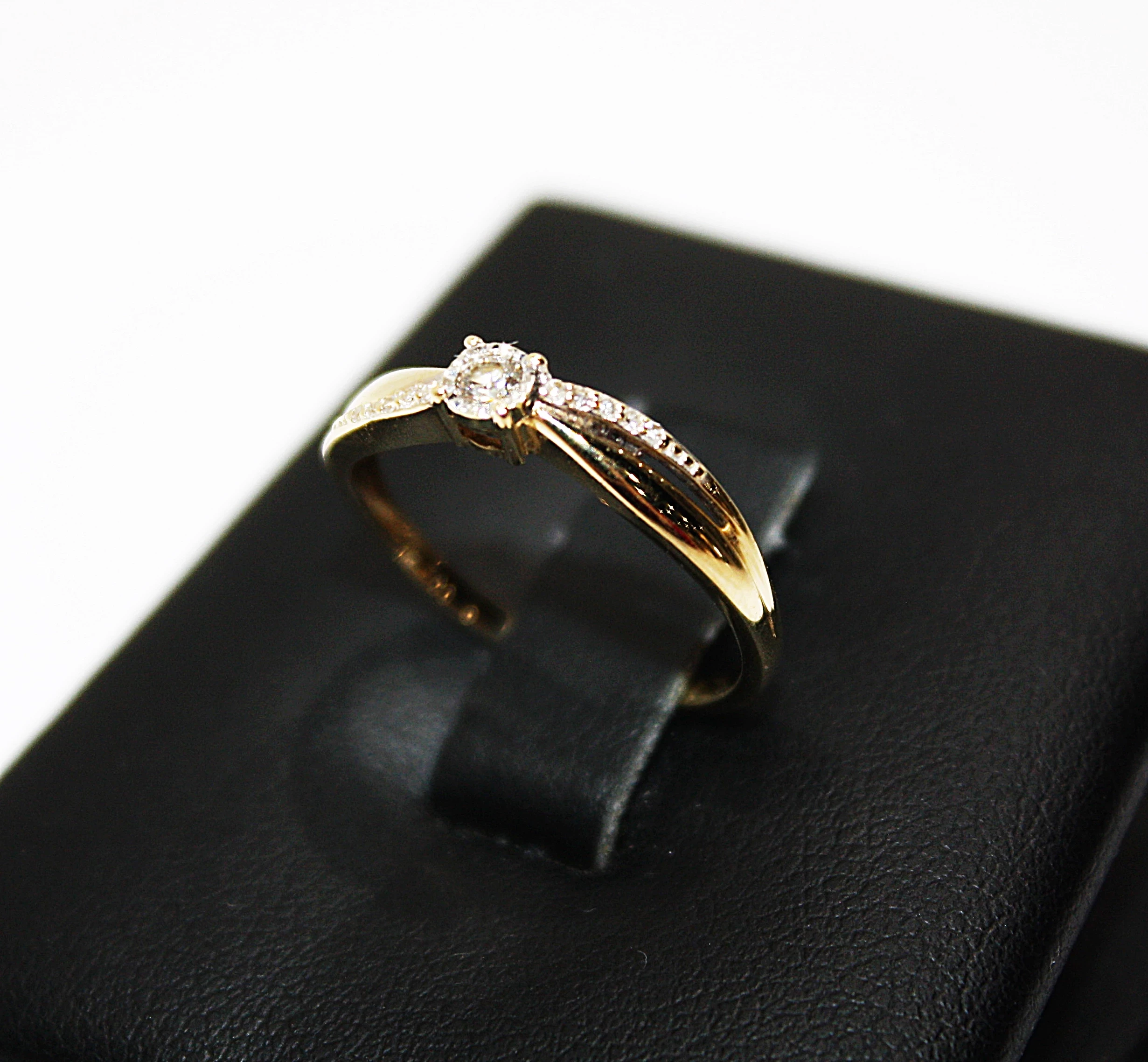 zloty-pierscionek-z-brylantami-375-140g-r-13-material-15835-2