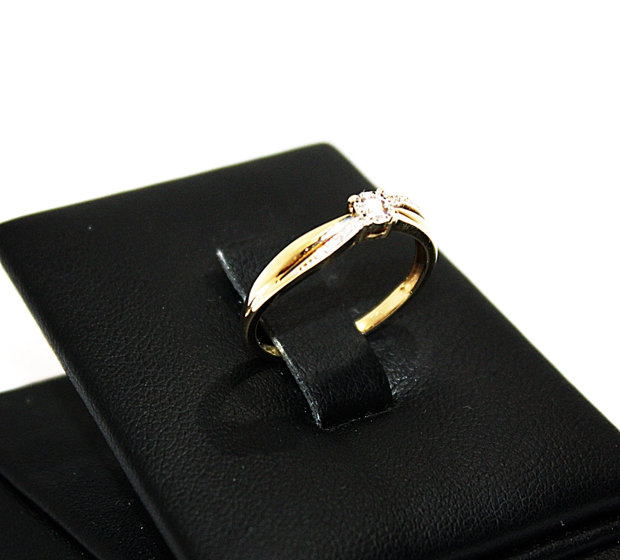 zloty-pierscionek-z-brylantami-375-140g-r-13-stan-uzywany