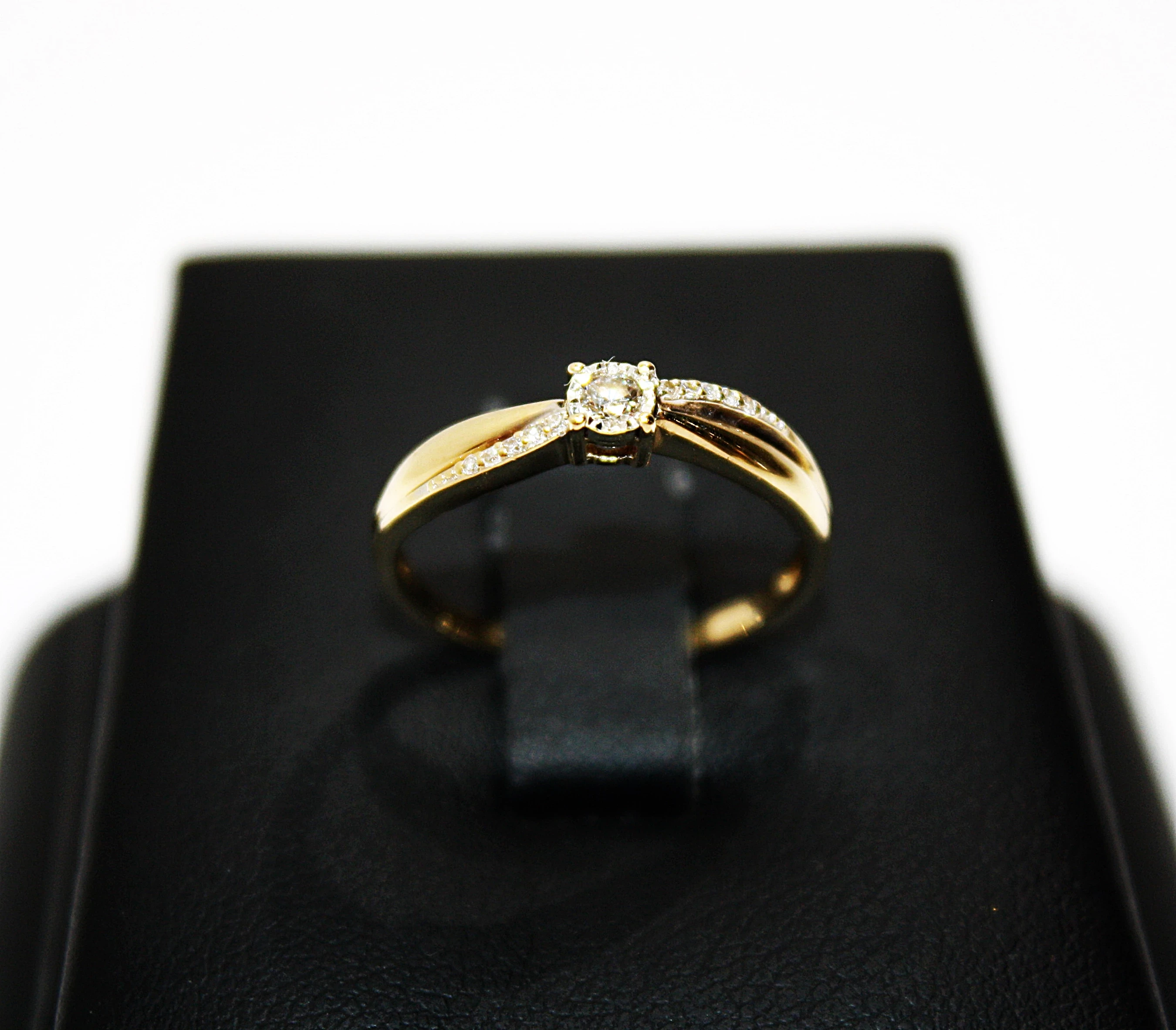 zloty-pierscionek-z-brylantami-375-140g-r-13-rodzaj-2205-2