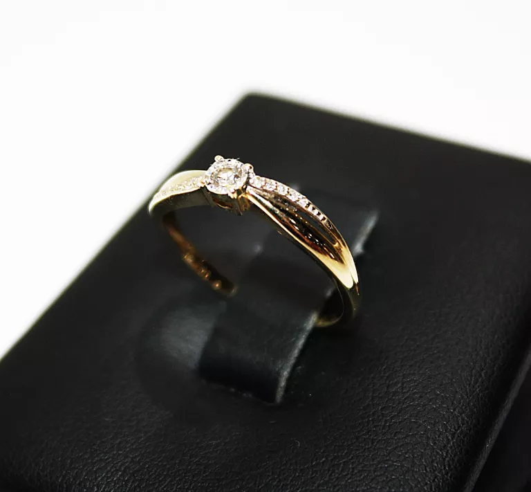 zloty-pierscionek-z-brylantami-375-140g-r-13-material-15835-2