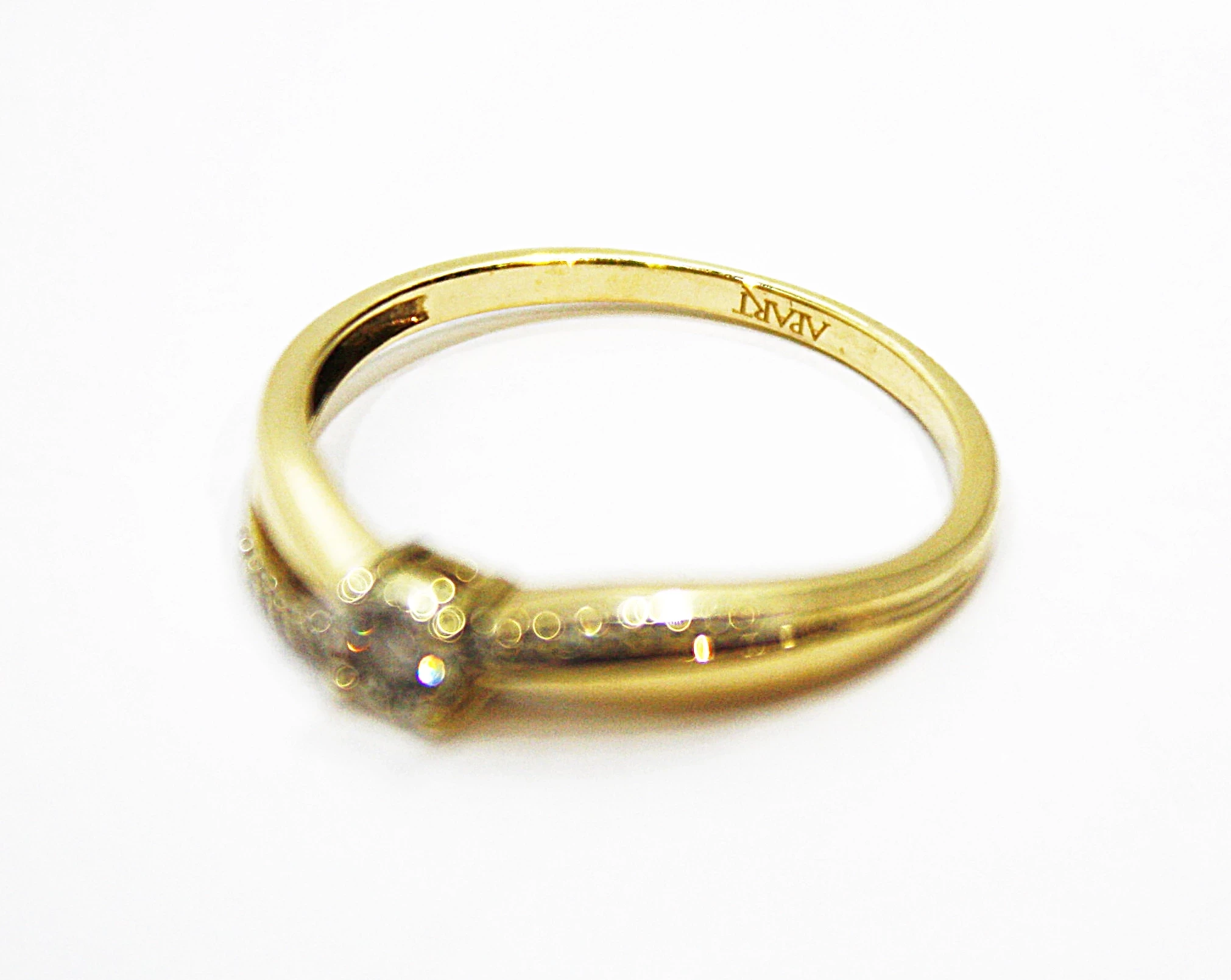 zloty-pierscionek-z-brylantami-375-140g-r-13-waga-196