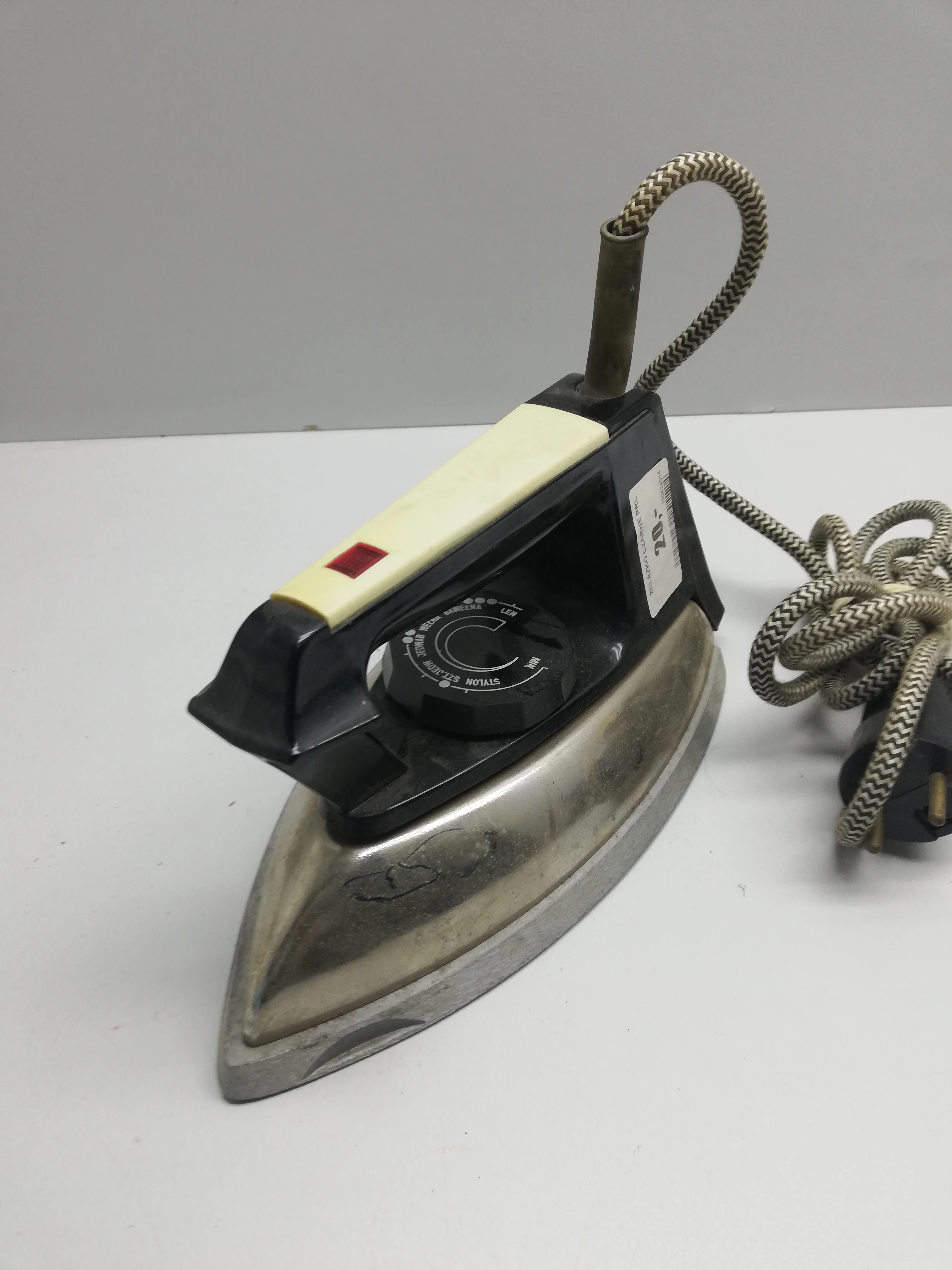 zelazko-czarne-prl-kolor-dominujacy-129357-3