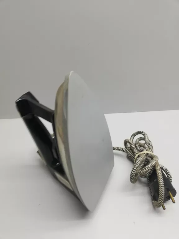 zelazko-czarne-prl-moc-1000