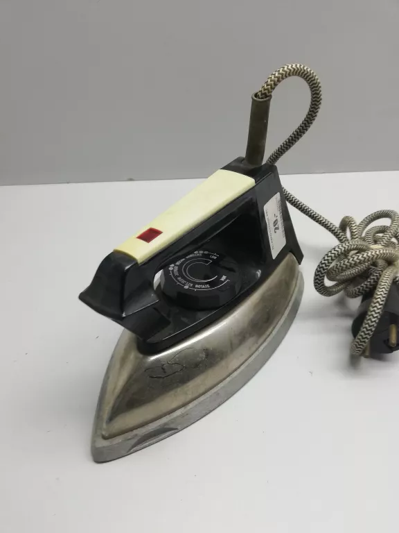 zelazko-czarne-prl-kolor-dominujacy-129357-3