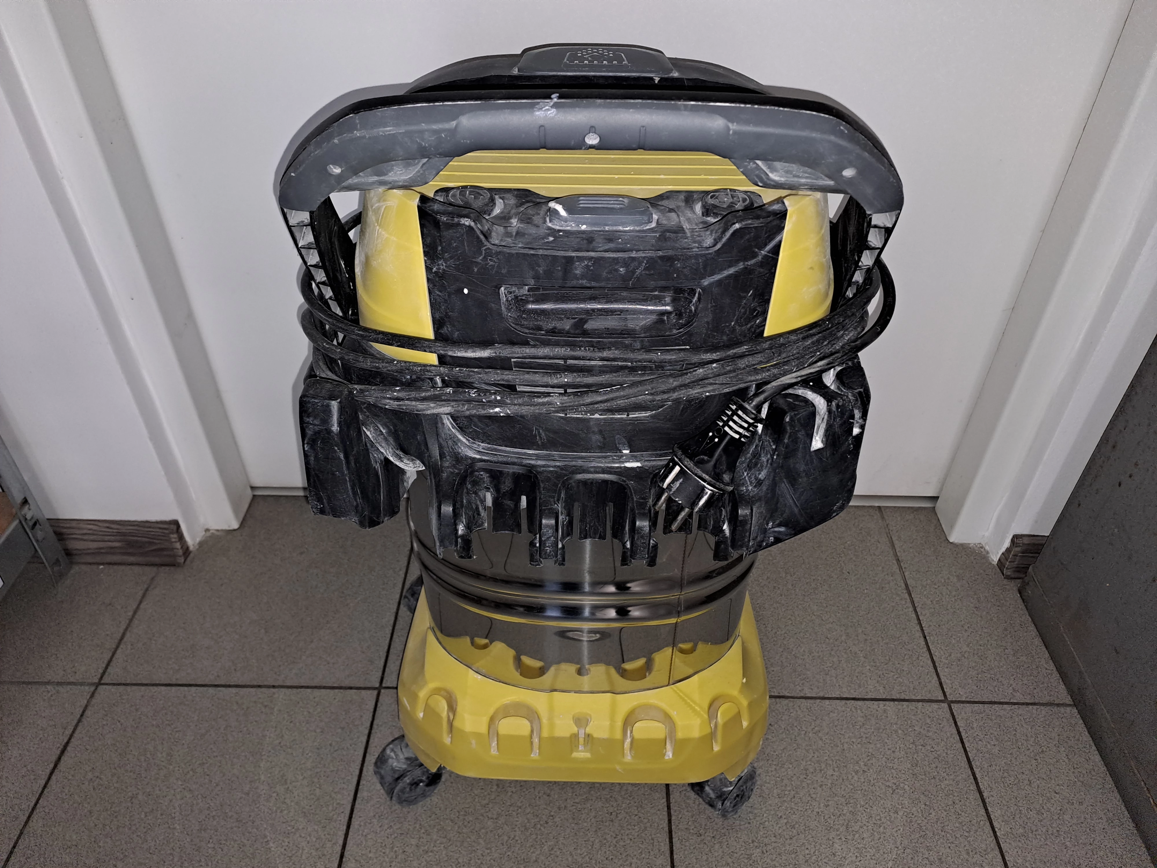 odkurzacz-przemyslowy-karcher-wd6-stan-uzywany