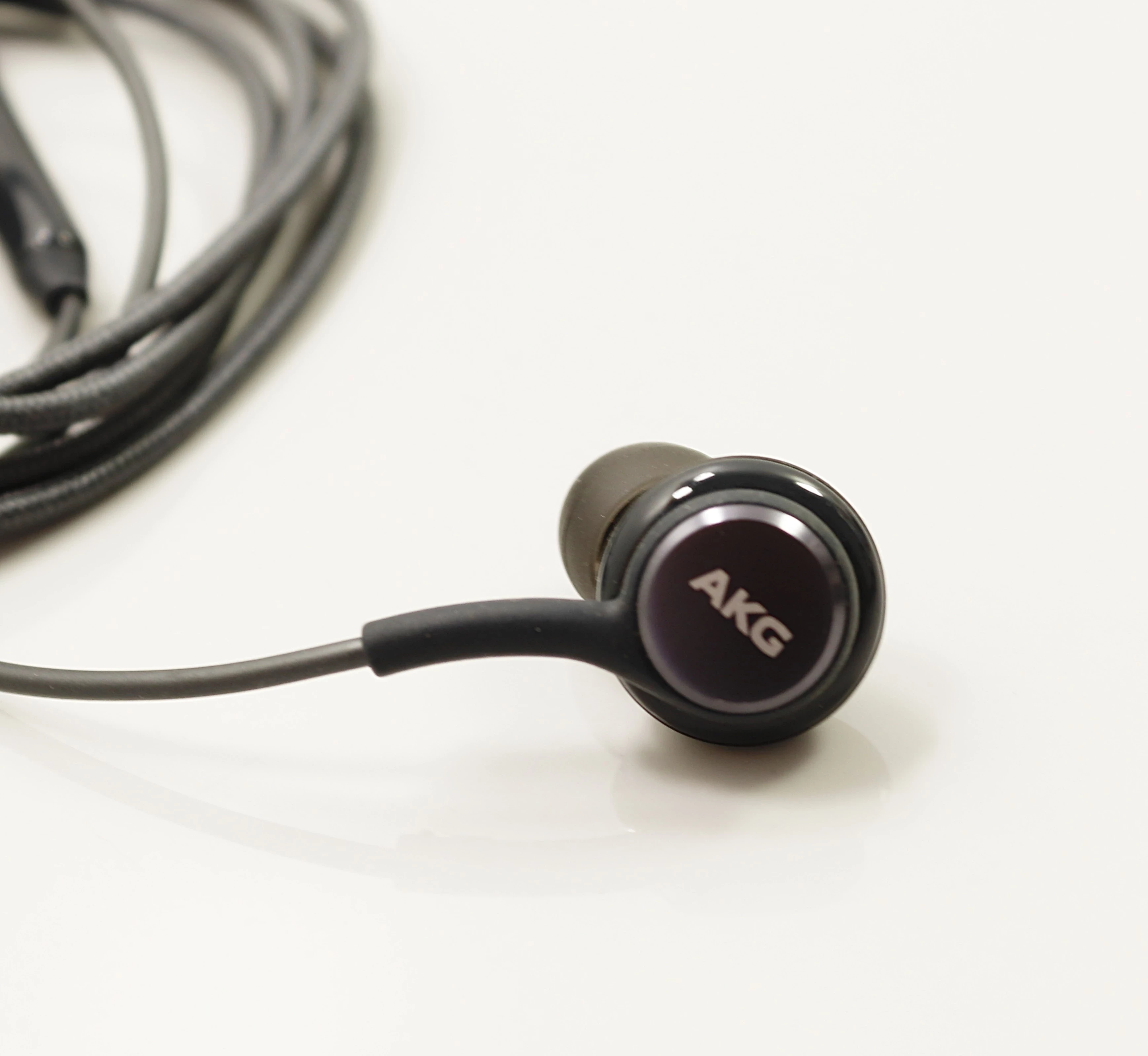 sluchawki-akg-kolor-dominujacy-czarny