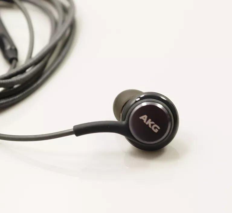 sluchawki-akg-kolor-dominujacy-czarny
