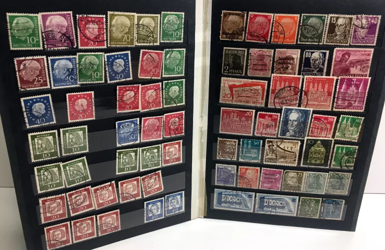 klaser-znaczki-pocztowe-zagraniczne-swiat-ok-750-rodzaj-mieszany