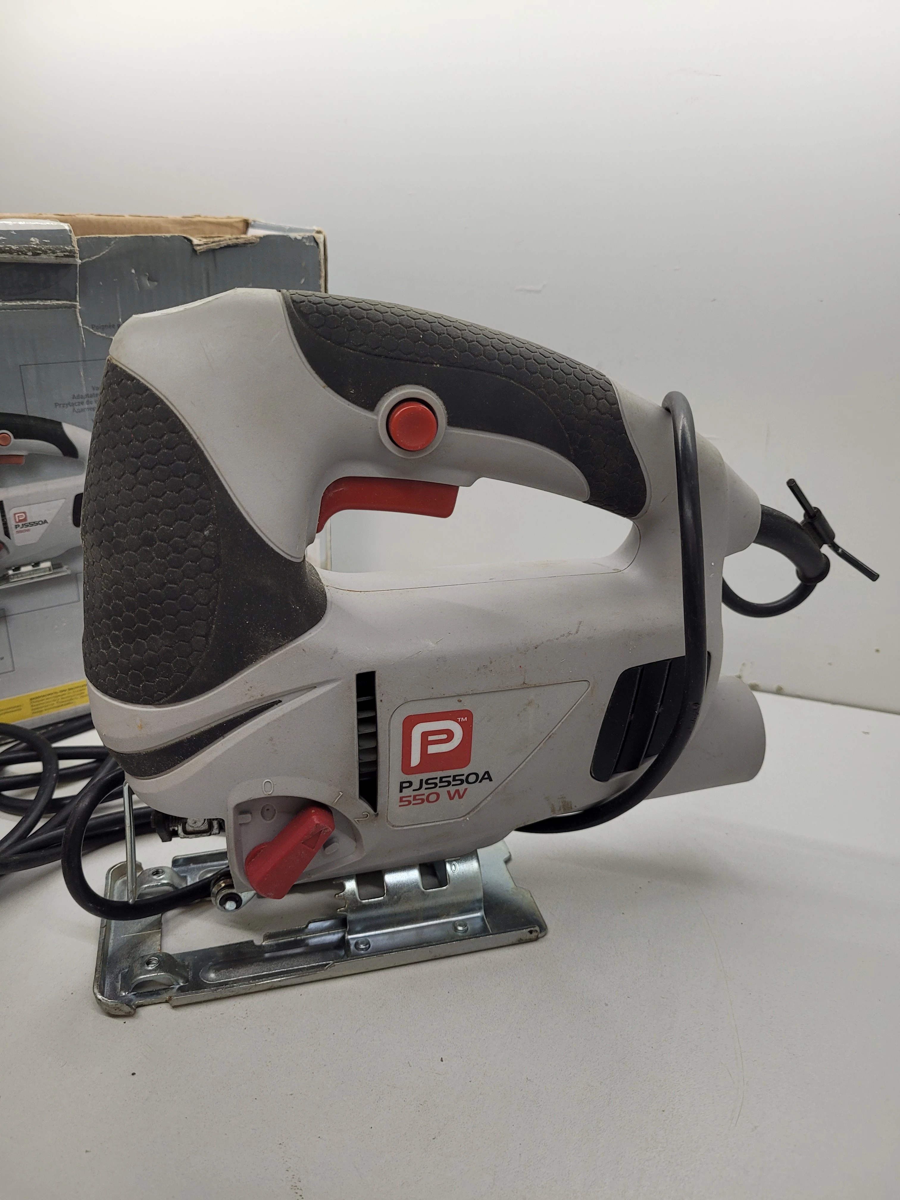 wyrzynarka-performance-pjs550a-mocowanie-brzeszczotu-chwyt-typu-t