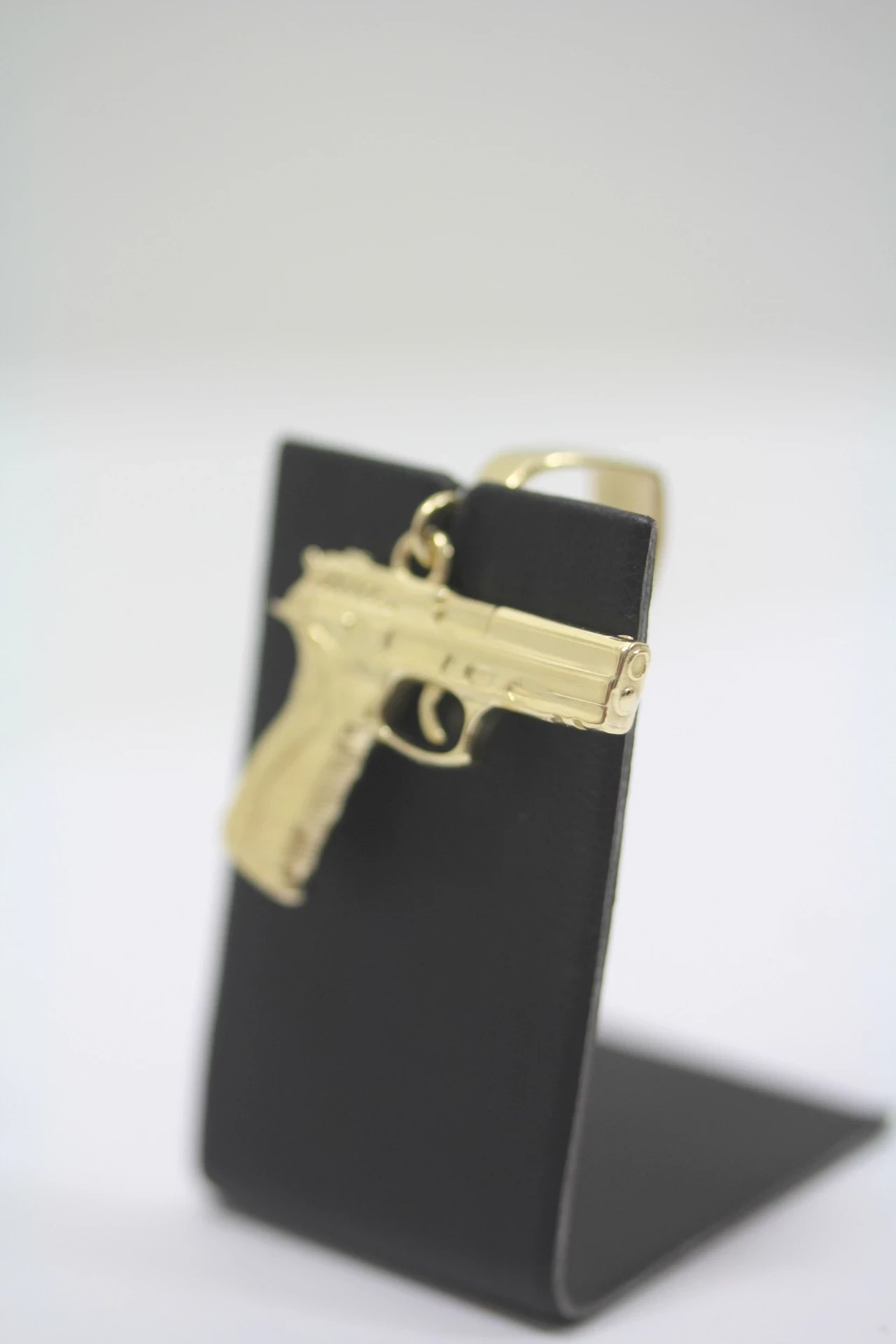 zlota-zawieszka-pistolet-585-1257g-product-id-9eb4676e-6fd8-47af-8b6c-efeb99a60288