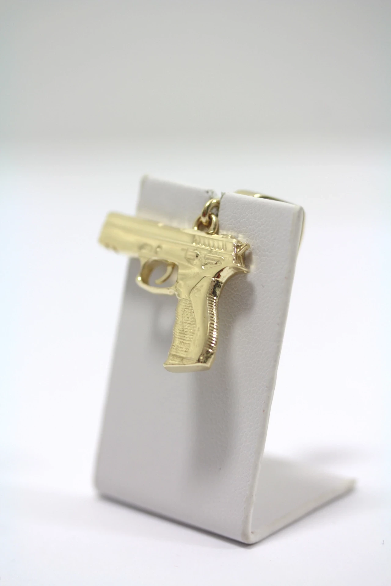 zlota-zawieszka-pistolet-585-1257g-material-zolte-zloto