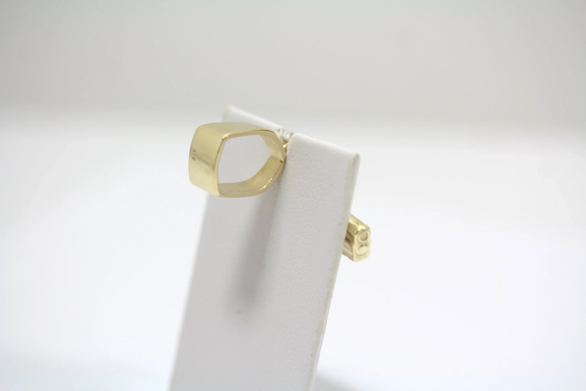 zlota-zawieszka-pistolet-585-1257g-cechy-brak