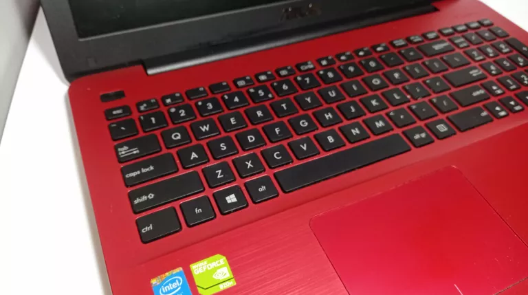 LAPTOP ASUS R556 I3 4GB 1TB CZERWONY