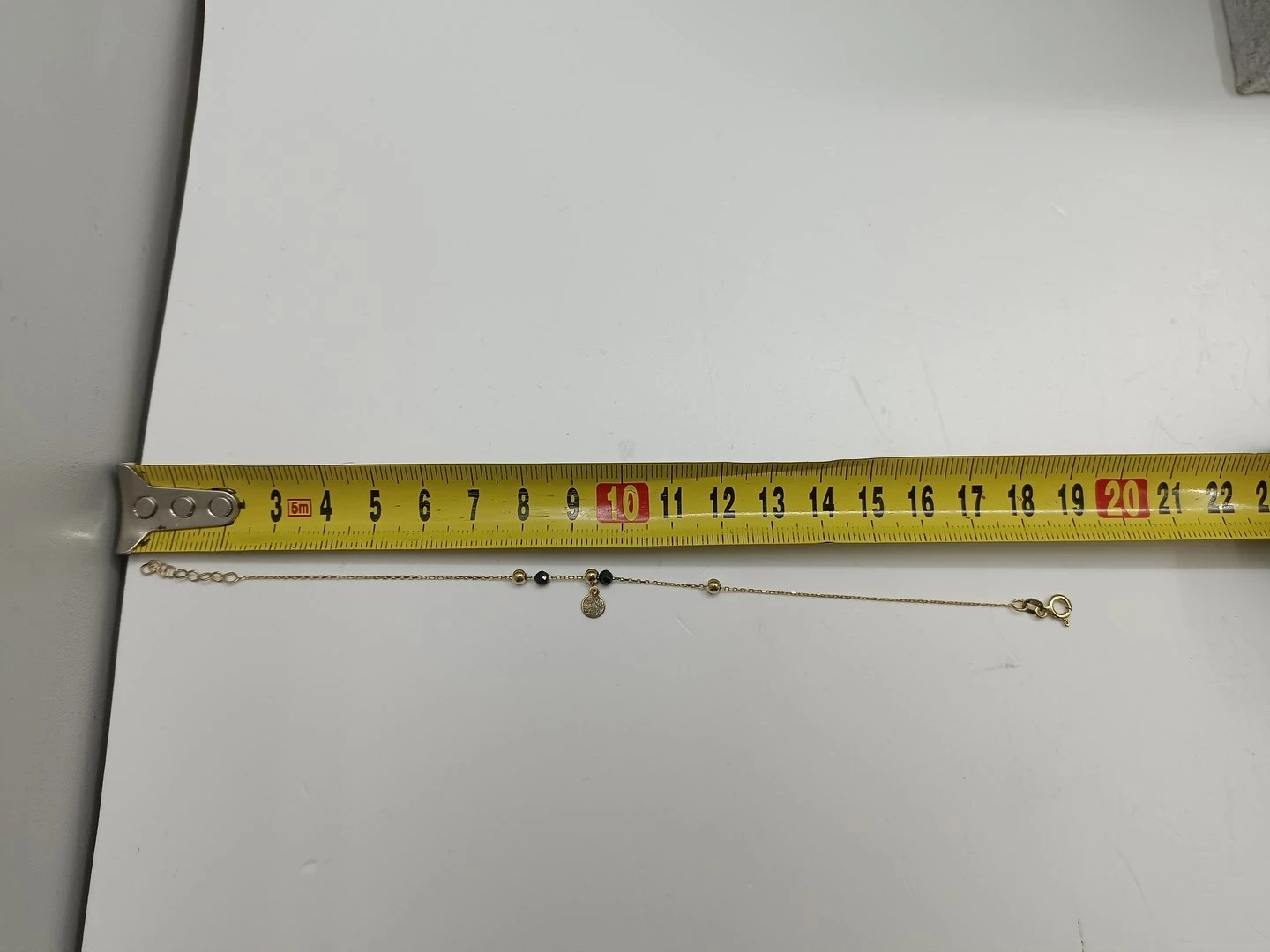 bransoletka-z-czarnymi-kamieniami-i-kulkami-opis-kolor-dominujacy-zloty