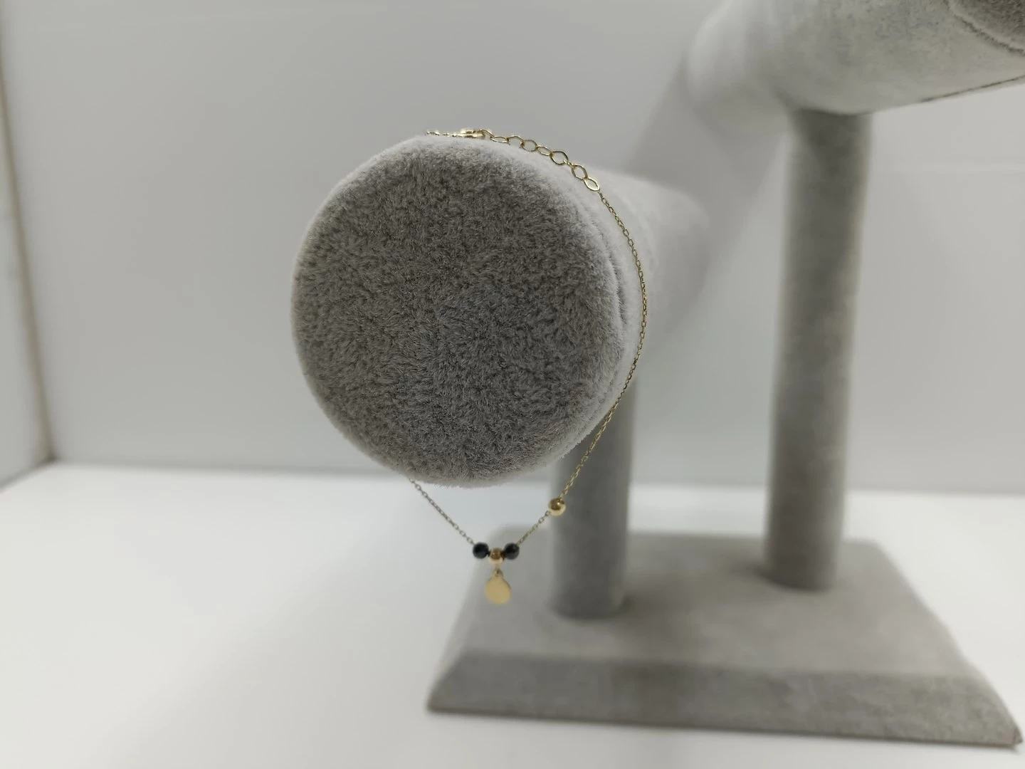 bransoletka-z-czarnymi-kamieniami-i-kulkami-opis-kamien-inny-kamien