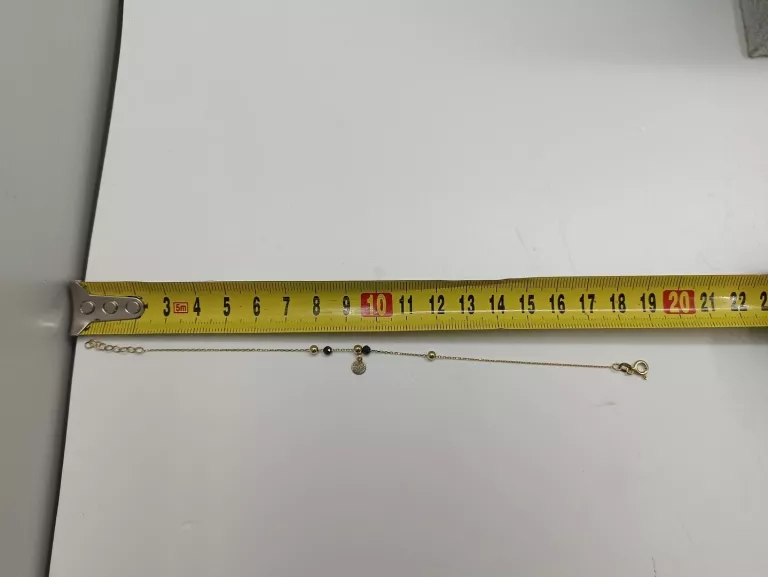 bransoletka-z-czarnymi-kamieniami-i-kulkami-opis-kolor-dominujacy-zloty