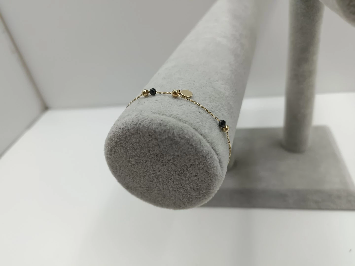 bransoletka-z-czarnymi-kamieniami-i-kulkami-opis-material-zloto