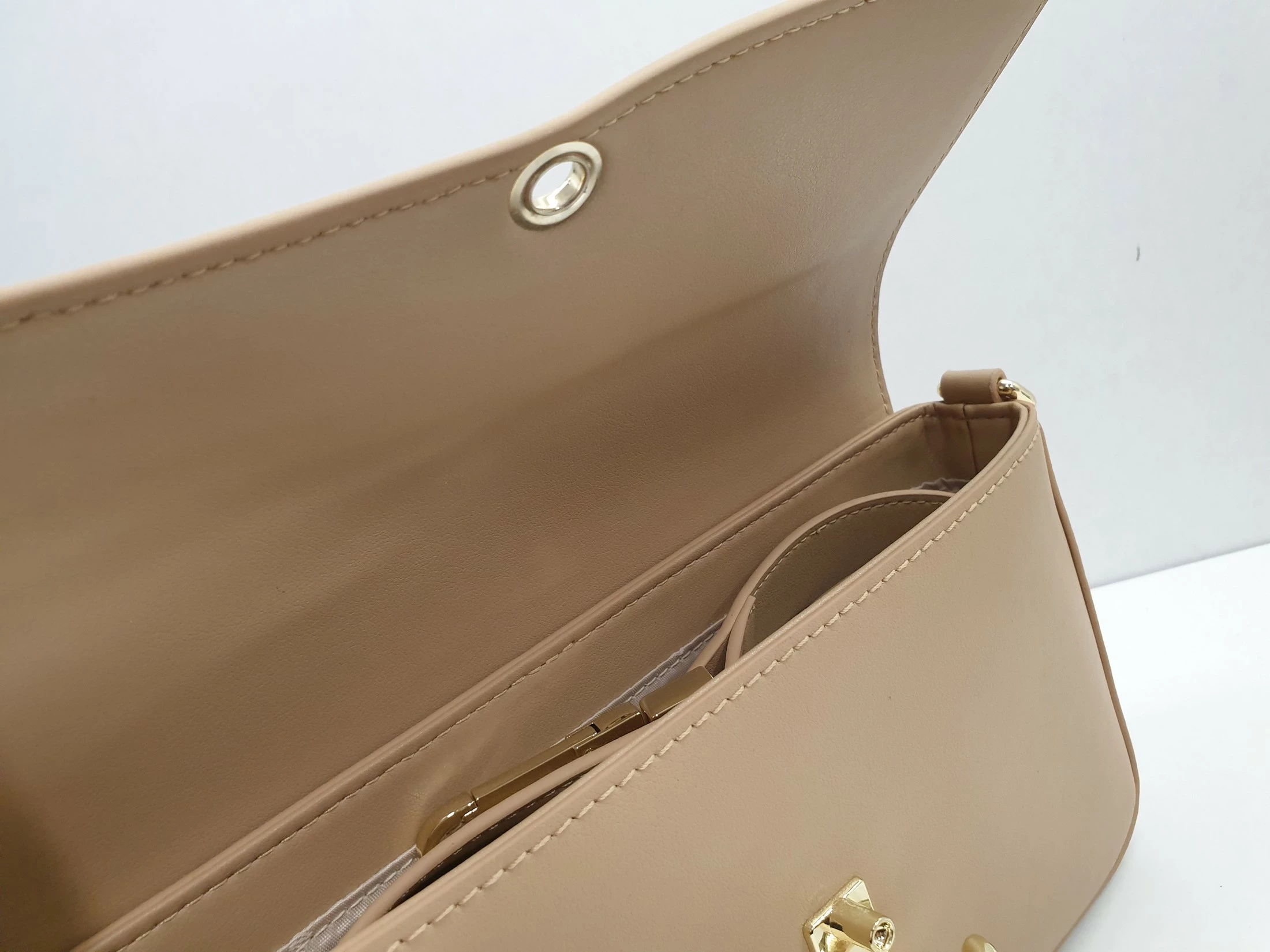 torebka-damska-listonoszka-gino-rossi-cs6863-wielkosc-mala-nie-mieszczaca-a4