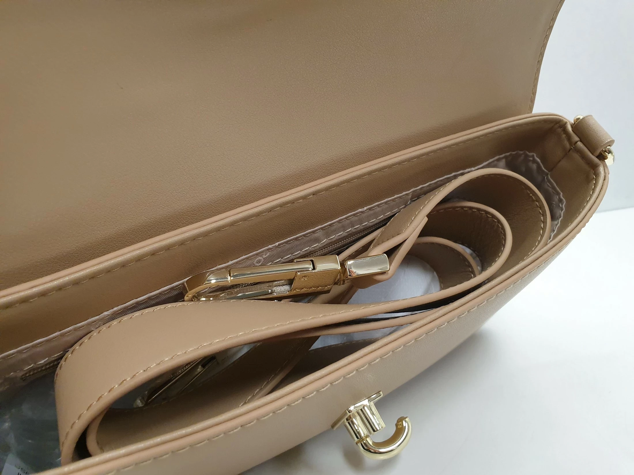 torebka-damska-listonoszka-gino-rossi-cs6863-material-dominujacy-skora-naturalna-licowa