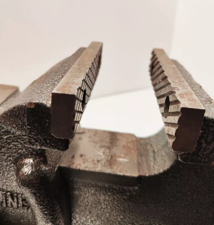 imadlo-obrotowe-proline-25610-1-mm-maksymalny-rozstaw-szczek-1