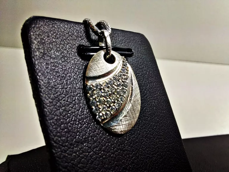 delikatna-owalna-zawieszka-19g-srebro-925-material-15835-4