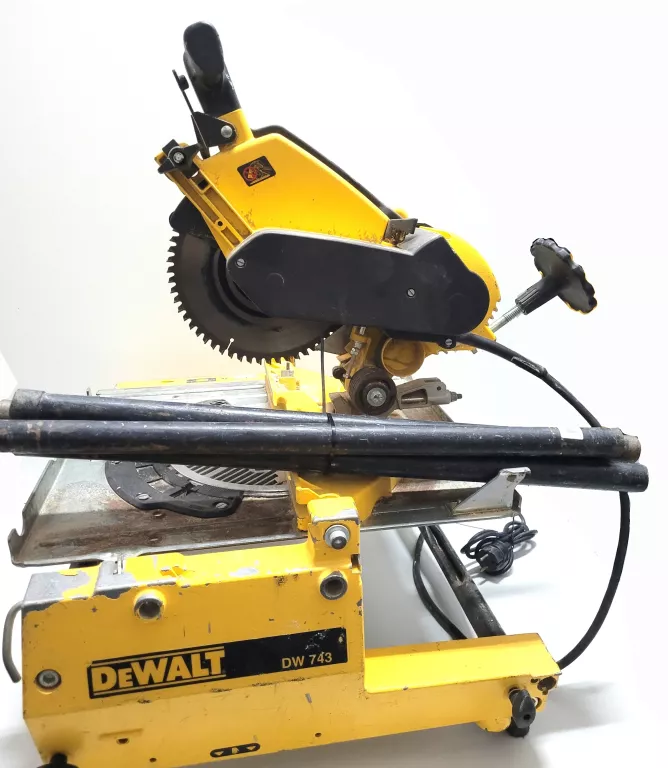 PILARKA STOŁOWA UKOŚNICA DEWALT DW743