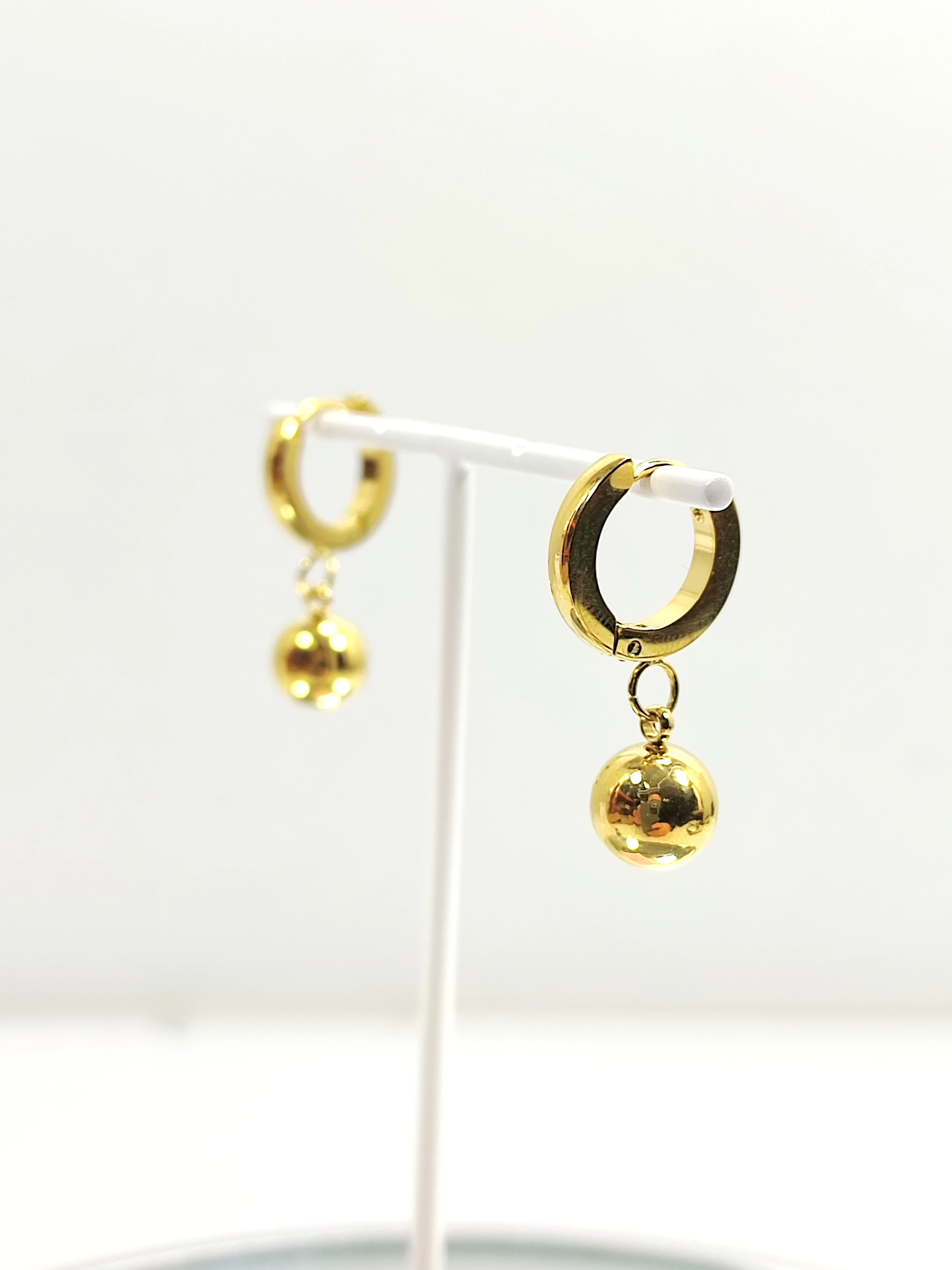 kolczyki-kulki-ze-stali-chirurgicznej-pozlacane-gorczewska-21-warszawa