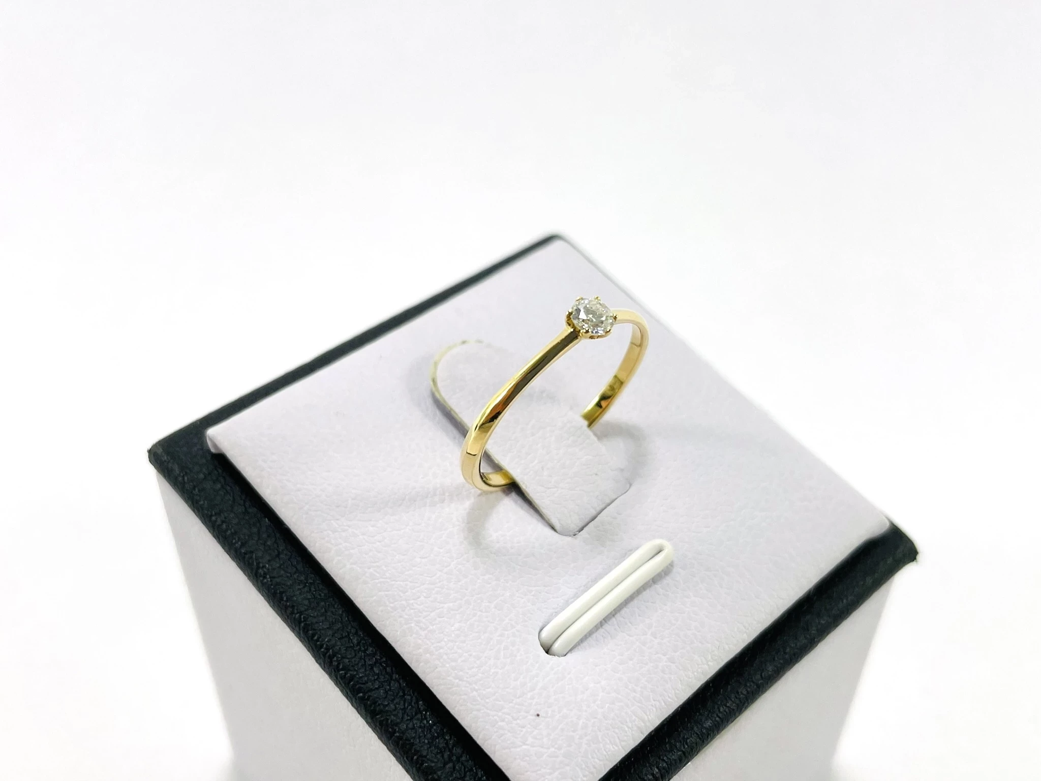 zloty-750-pierscionek-z-brylantem-013ct-rozmiar-14-certyfikat-diament-rozmiarsrednica-wew-mm-372-17