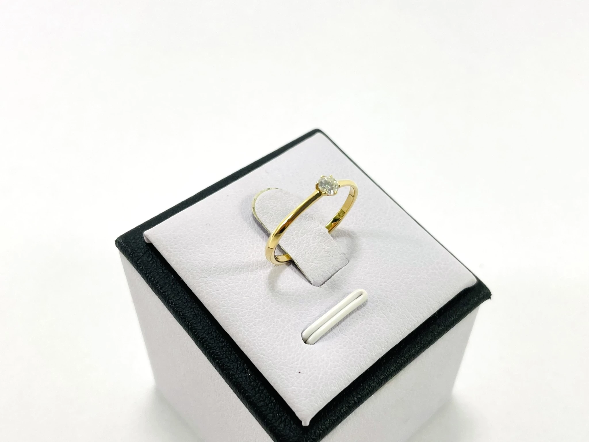 zloty-750-pierscionek-z-brylantem-013ct-rozmiar-14-certyfikat-diament-marka-248811-958954