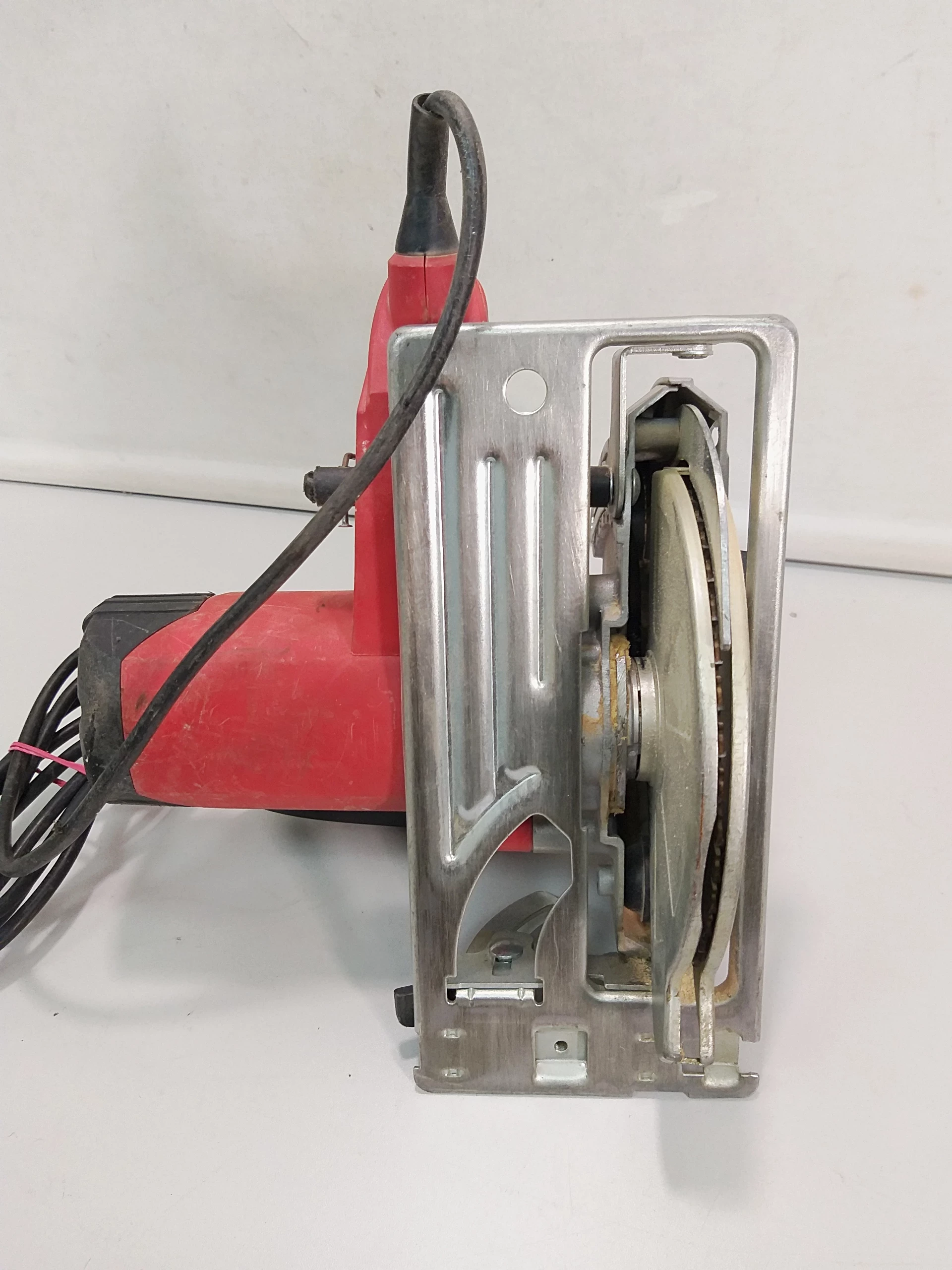 pilarka-einhell-tc-cs-1200-srednica-otworu-pily-1600