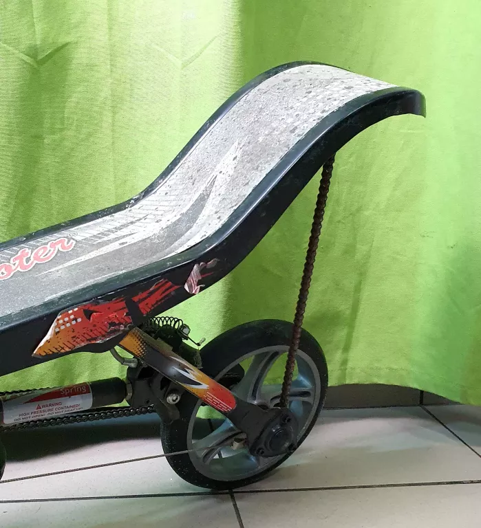 hulajnoga-space-scooter-z-napedem-mechanicznym-kolor-czarny