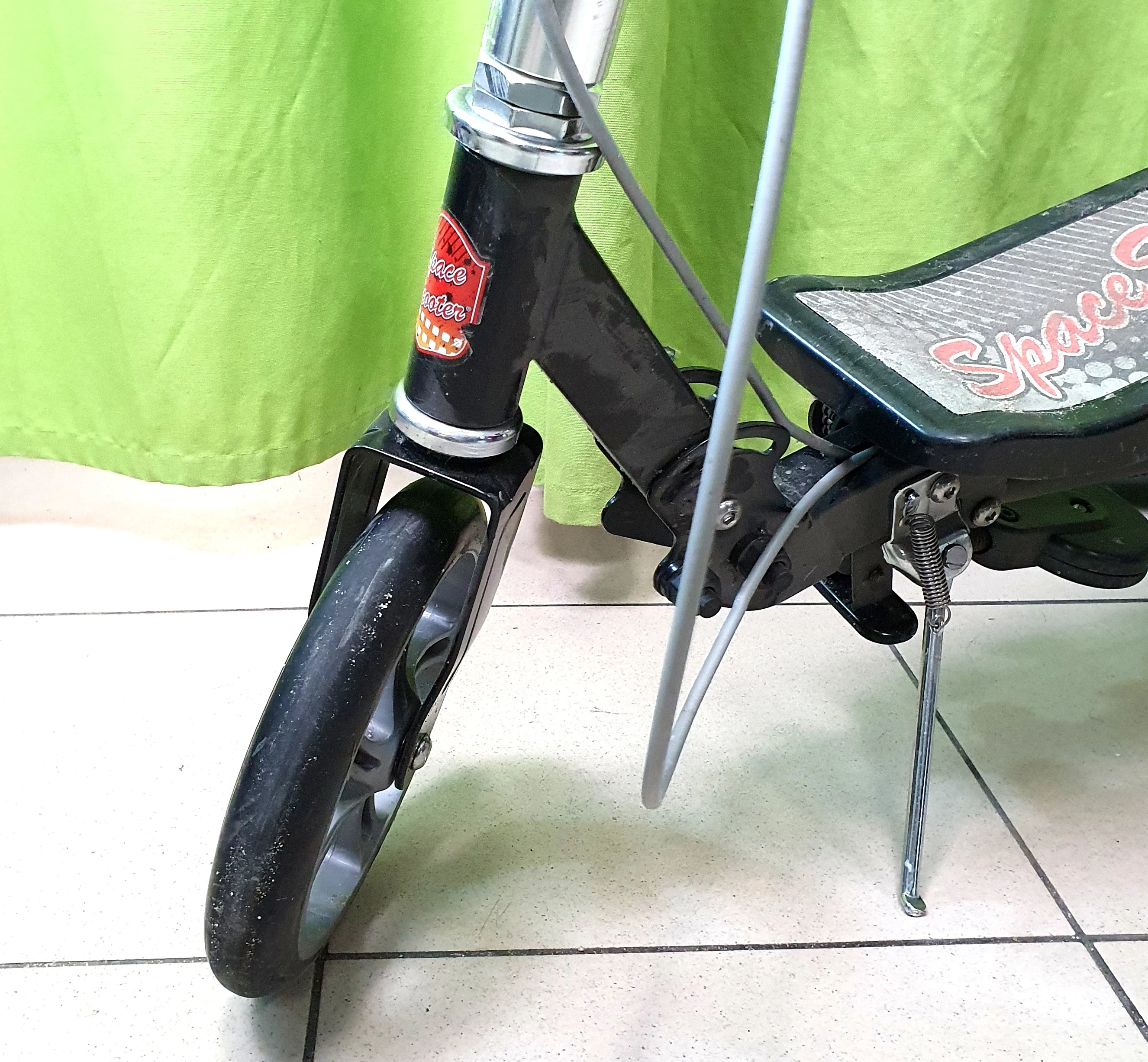 hulajnoga-space-scooter-z-napedem-mechanicznym-marka-space-scooter